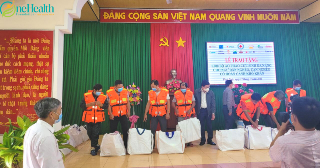 OHF CHARITY FUND JOIN HANDS TO DONATE 1800 SETS OF LIFE JACKETS TO BINH DINH