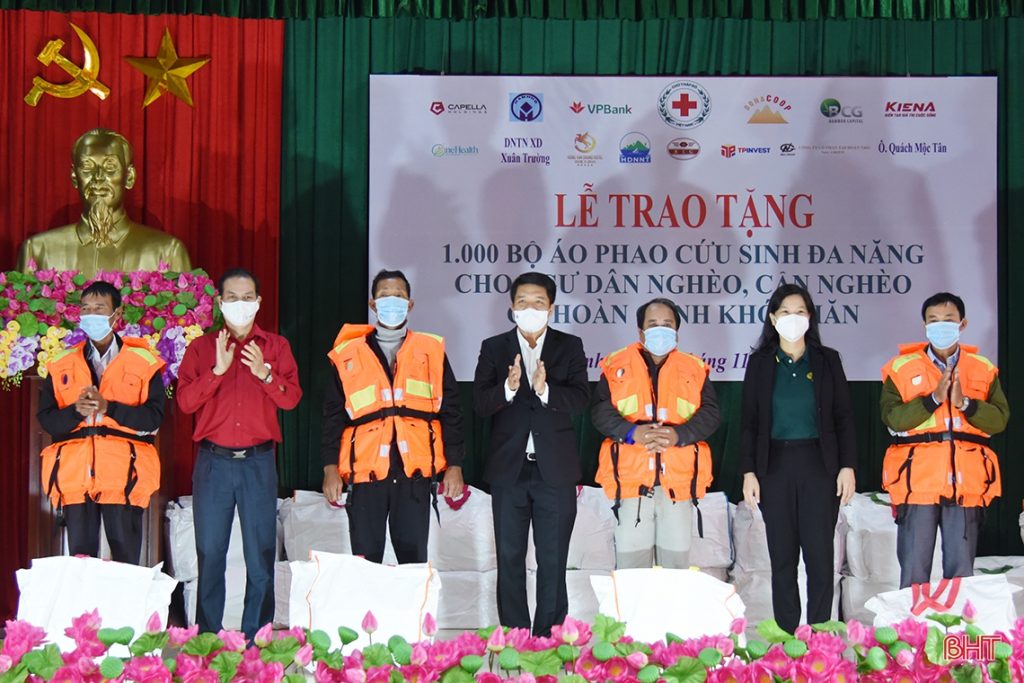 OHF CHARITY FUND JOIN HANDS TO DONATE 1000 SETS OF LIFE JACKETS TO HA TINH FISHERMEN