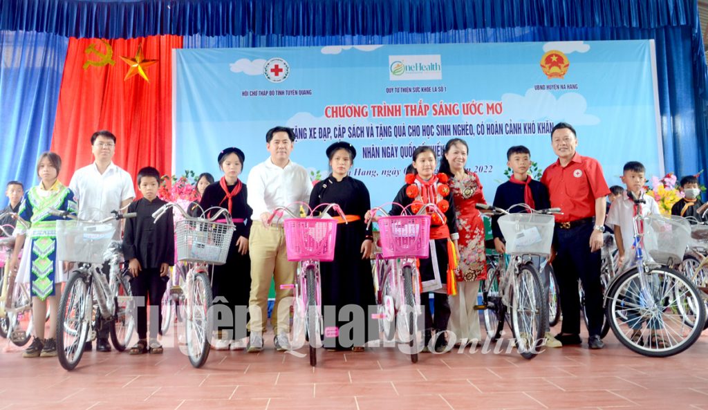 THE PROGRAM “LIGHT UP DREAMS” IN NA HANG DISTRICT – TUYEN QUANG NEWSPAPER
